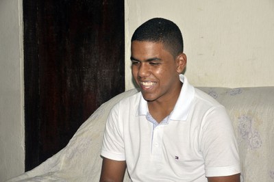 O estudante Daniel Victor toca tuba e estuda música no Polo Tibiri do Prima, em Santa Rita, que foi implantado  há quatro anos 