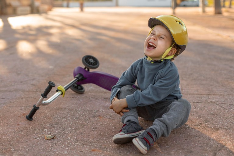 menino-ao-ar-livre-doendo-com-a-sensacao-de-uma-scooter.jpg