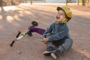 menino-ao-ar-livre-doendo-com-a-sensacao-de-uma-scooter.jpg