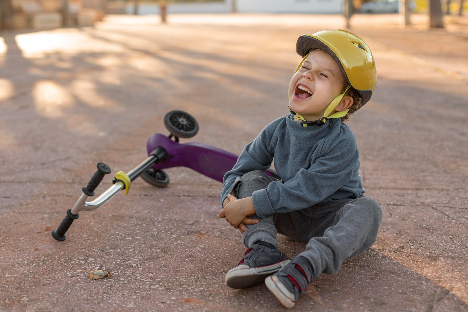 menino-ao-ar-livre-doendo-com-a-sensacao-de-uma-scooter.jpg