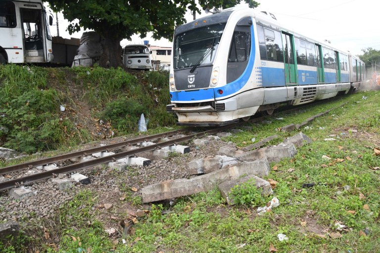 Trem Passando na Passagem de nivel Antigo Lixão_F. Evandro (3).JPG