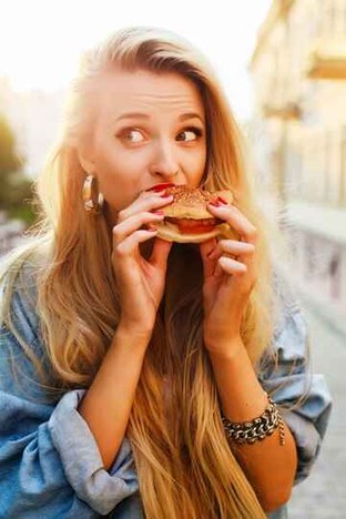 comendo hamburg - Freepik.jpg