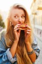 comendo hamburg - Freepik.jpg