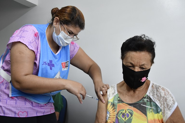 2021.11.24_vacinação idosos_marié © roberto guedes (23).JPG