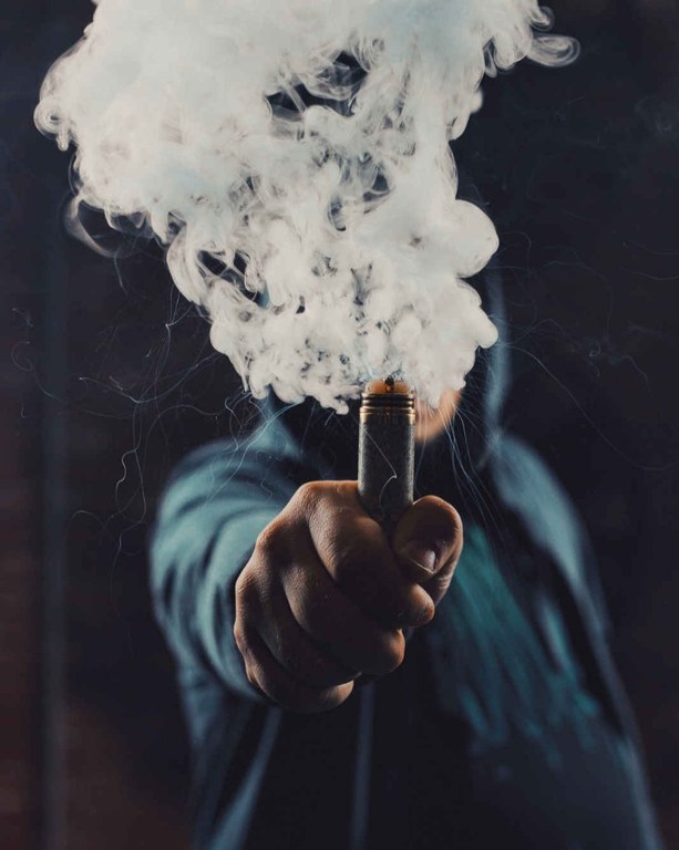 homem-vaping-um-cigarro-eletronico.jpg