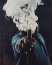 homem-vaping-um-cigarro-eletronico.jpg