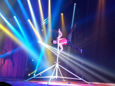 Por trás dos espetáculos que envolvem contorcionistas, malabaristas e mágicos, entre outros artistas, os integrantes do circo vivem numa comunidade em que todos contribuem em prol do sucesso coletivo
