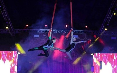 Por trás dos espetáculos que envolvem contorcionistas, malabaristas e mágicos, entre outros artistas, os integrantes do circo vivem numa comunidade em que todos contribuem em prol do sucesso coletivo