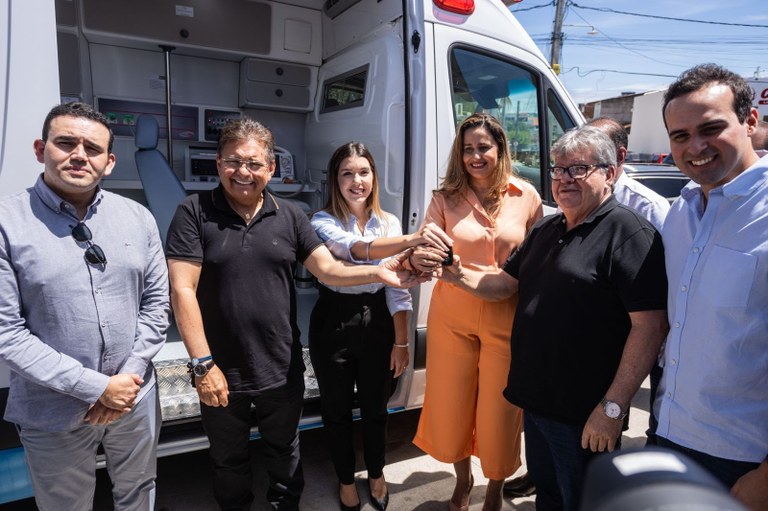 joão entrega ambulância em monteiro - josé marques.jpg