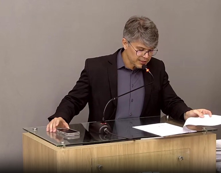 Vereador Alysson Gomes_Foto - Reprodução YouTube @tvcamarasantaritapb.jpg