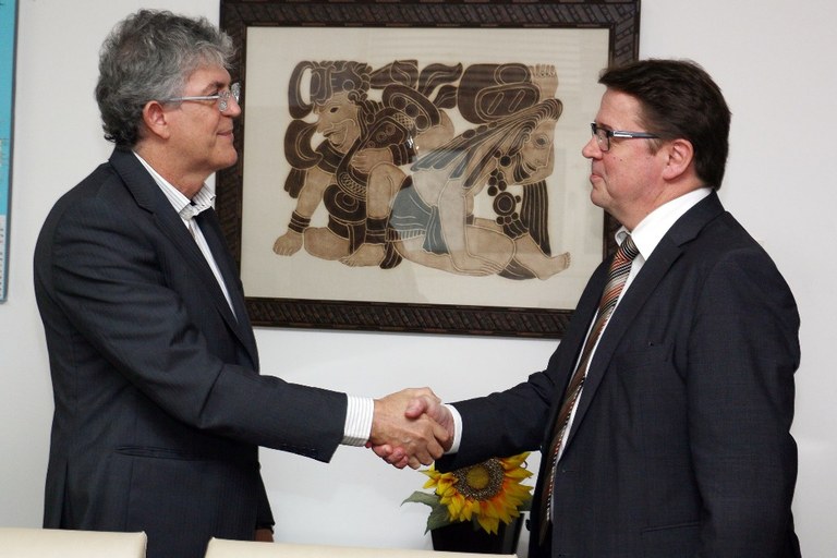 Ricardo com embaixador da Finlândia