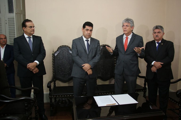 ricardo assina pagamento de precatorios 2010 foto francisco franca (3)-jornal.JPG