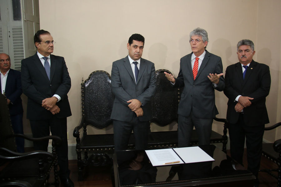 ricardo assina pagamento de precatorios 2010 foto francisco franca (3)-jornal.JPG