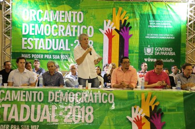 O governador abriu a plenária assinando ordem de contratação para reforma e ampliação da Escola Estadual Irineu Joffely, em Esperança, no valor de R$ 1,6 milhão