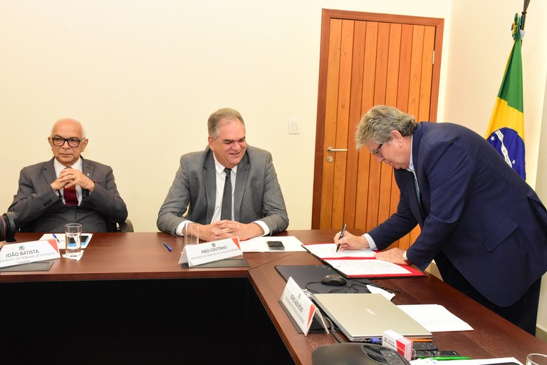 Governador_Joao_sanciona_lei_de_reajuste_para_servidores_TJPB_17_03_2025_11.jpg