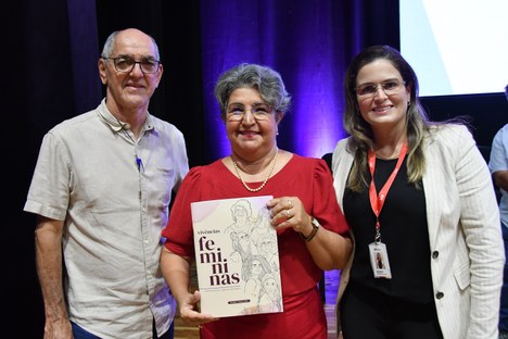 Diretores da EPC com a revista que destaca histórias de mulheres e suas conquistas