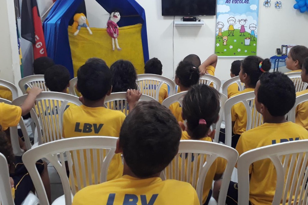 Criancas da LBV atentas ao teatro de fantoches do Procon PB Mirim sobre consumo consciente.jpeg Criancas da LBV atentas ao teatro de fantoches do Procon PB Mirim sobre consumo consciente.jpeg