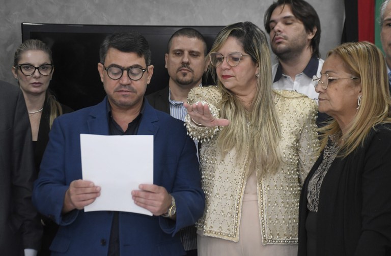 Raissa toma posse.jpg