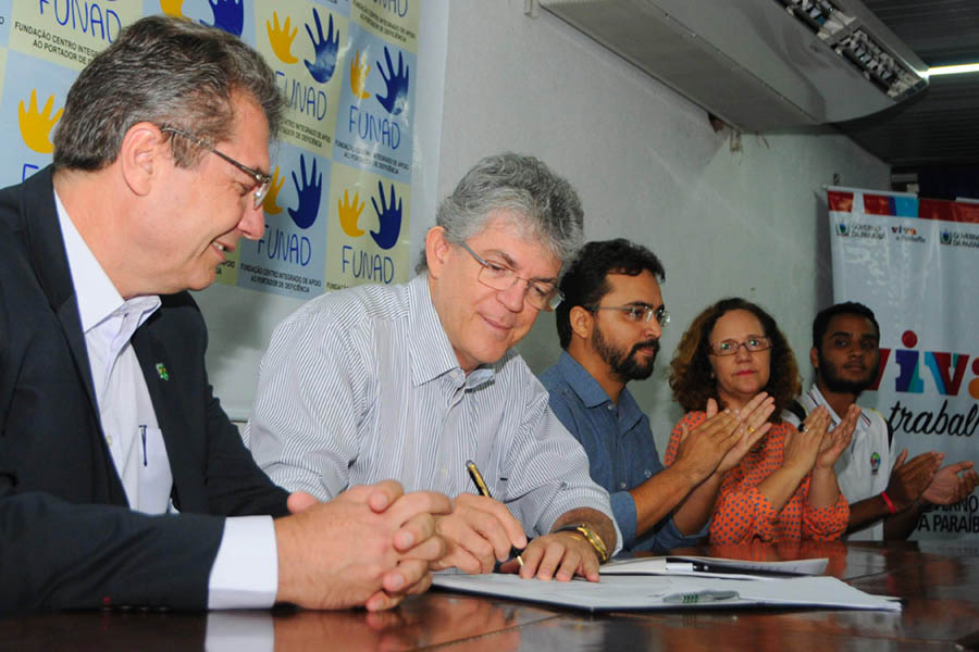 ricardo assina protocolo dos jogos escolares_foto jose marques (4).jpg