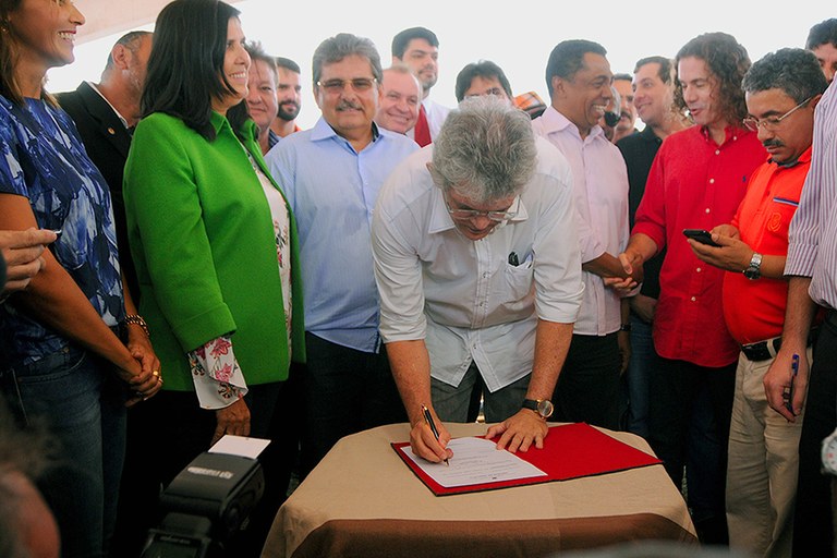 ricardo em campina assina ordem de servico_foto jose marques  (3).jpg