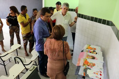 Escolas são dotadas de 4 salas de aula, refeitório, cantina, diretoria, sala de leitura, entre outras dependências