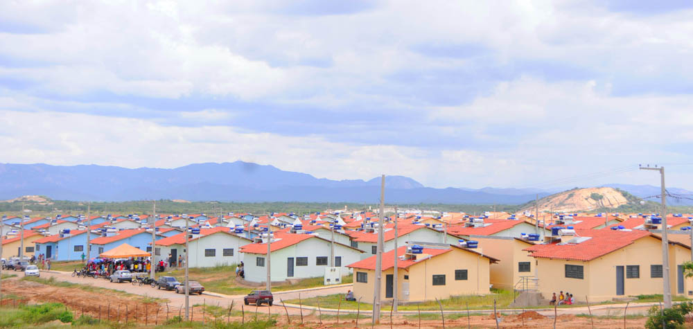 As casas possuem dois quartos, sala, cozinha, área de serviço e banheiro, além de sistema de energia solar.