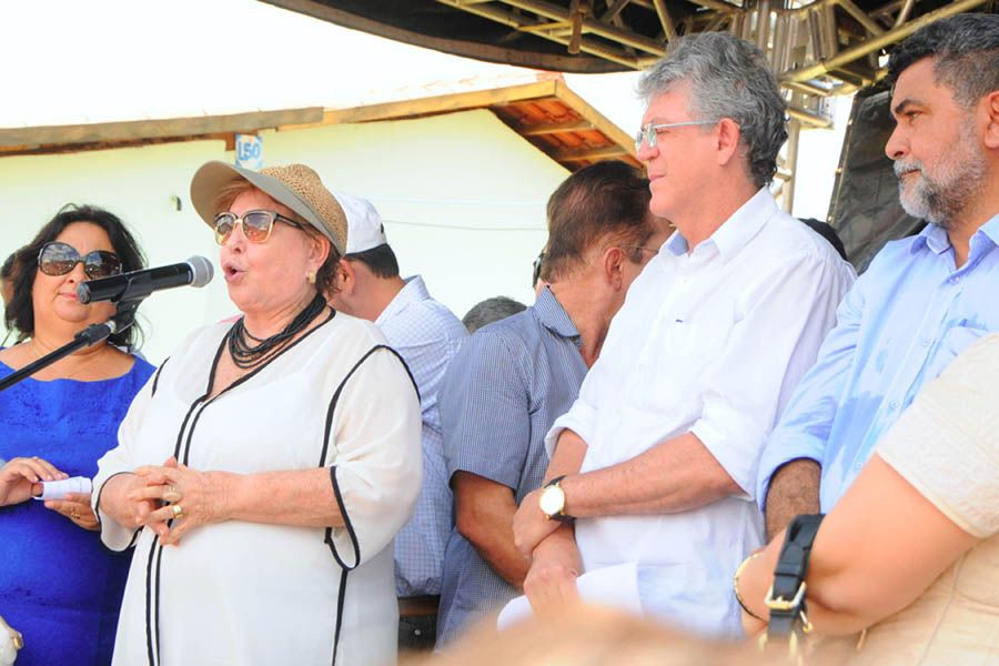 prefeita fala_ricardo entrega casas_foto jose marques (1).jpg
