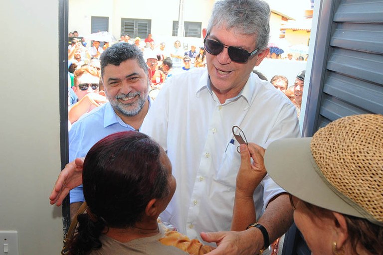 ricardo entrega casas em patos_foto jose marques (11).jpg