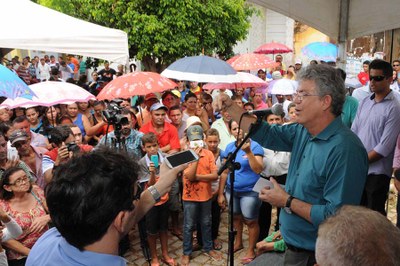 "Inauguro hoje esta rodovia que liga locais que antes não tinham estradas asfaltadas", ressaltou o governador
