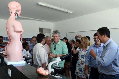 Local possui 14 salas de aula, auditório com 577 assentos, laboratórios, ala administrativa e pedagógica e outras dependências