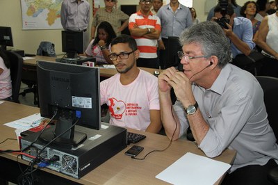 No lançamento, o governador Ricardo Coutinho fez contato na Sala de Monitoramento com uma das mães atendidas pelo programa