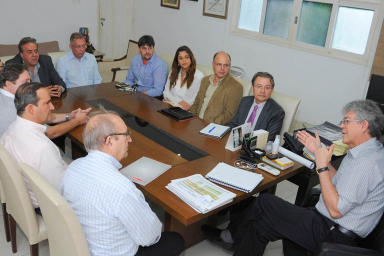 ricardo e diretoria da fiep_foto jose marques (4).jpg