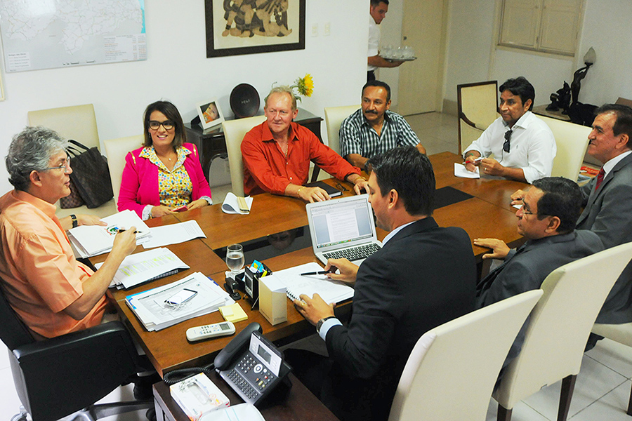 ricardo recebe representantes dos professores_foto jose marques (2).jpg