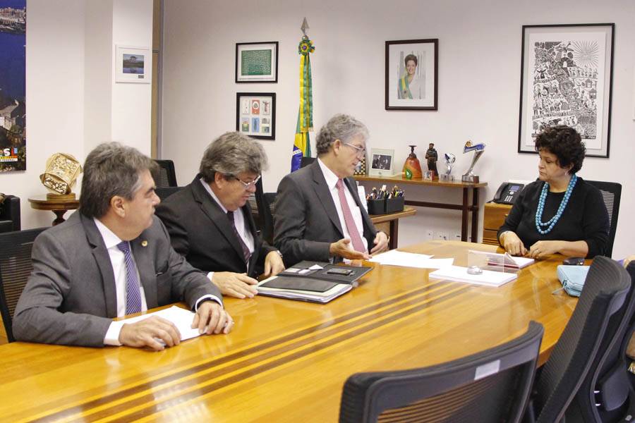 ricardo reuniao com ministra do meio ambiente izabella teixeira foto denner nunes (2).jpg