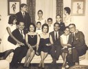Abelardo Jurema ao lado da família na antiga casa da Cesário Alvim que seria invadida pelos militares
