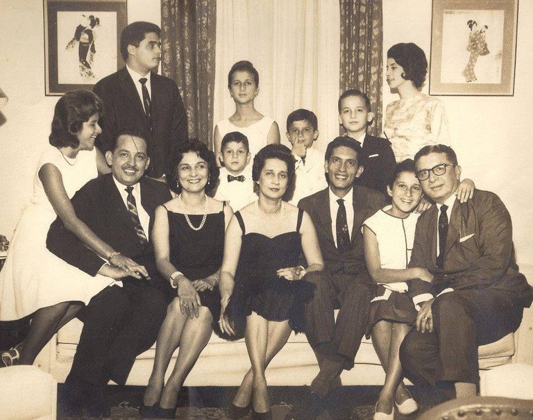 Abelardo Jurema ao lado da família na antiga casa da Cesário Alvim que seria invadida pelos militares