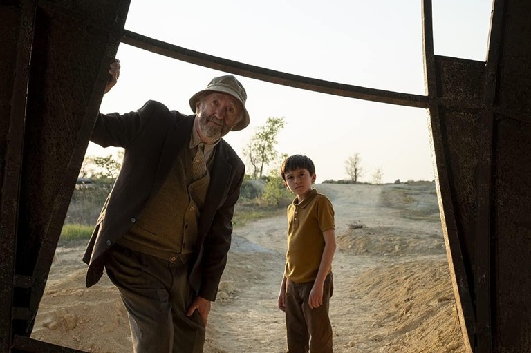 jonathan-pryce-e-jan-thijs-em-tales-from-the-loop-1586380106009_v2_1500x1000.jpg
