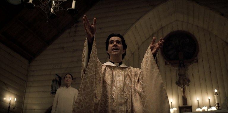 MidnightMass_Season1_Episode6_00_50_48_00RC.jpg
