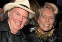 Neil Young e Joni Mitchel retiraram suas músicas da plataforma em protesto contra podcast negacionista.jpg