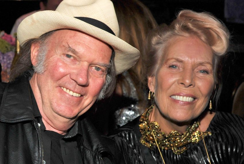 Neil Young e Joni Mitchel retiraram suas músicas da plataforma em protesto contra podcast negacionista.jpg