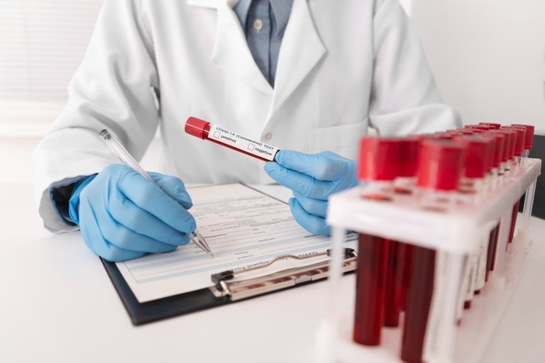 sortimento-de-amostras-de-sangue-de-coronavirus-em-laboratorio.jpg