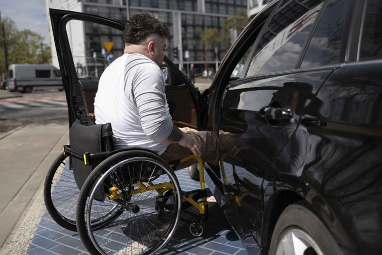 homem-de-tiro-completo-em-cadeira-de-rodas-entrando-no-carro.jpg