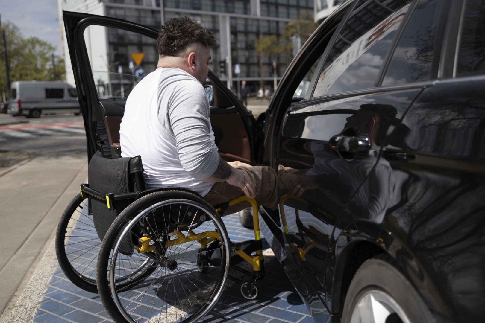 homem-de-tiro-completo-em-cadeira-de-rodas-entrando-no-carro.jpg
