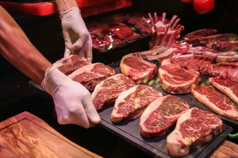 vista-lateral-o-chef-faz-carne-marmorizada-crua-para-bifes-em-um-carrinho.jpg vista-lateral-o-chef-faz-carne-marmorizada-crua-para-bifes-em-um-carrinho.jpg