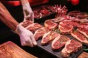 vista-lateral-o-chef-faz-carne-marmorizada-crua-para-bifes-em-um-carrinho.jpg