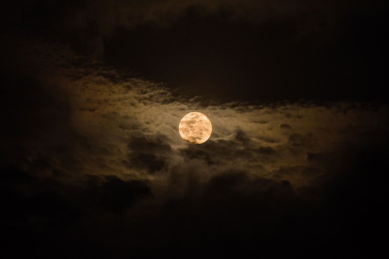 A Superlua, a última de 2024, pôde ser vista ontem já por volta das 17h30, no céu de JP | Foto: João Pedrosa A Superlua, a última de 2024, pôde ser vista ontem já por volta das 17h30, no céu de JP | Foto: João Pedrosa