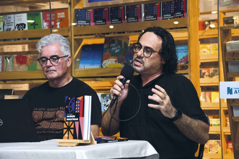 Livro_Nordeste_Nunca_Houve_Livraria_Uniao_Johniere_Alves_e_Lau_Siqueira_foto_Joao_Pedrosa_13_03_2024-(18).jpg