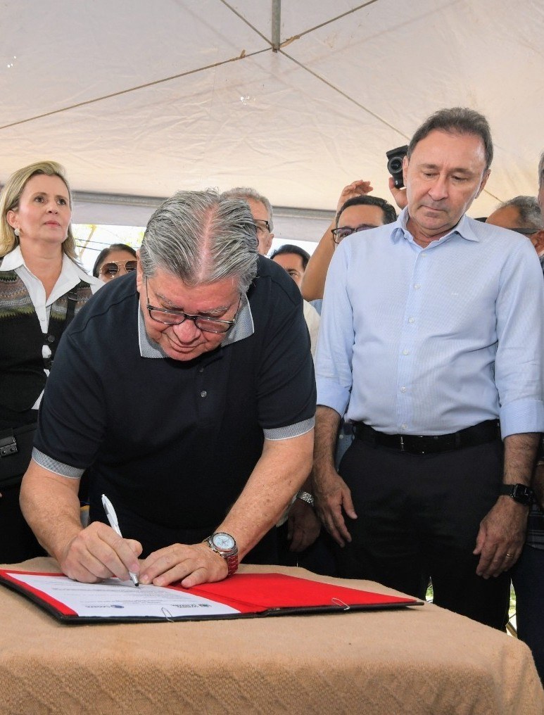 Governador João Azevêdo inspeciona e autoriza obras