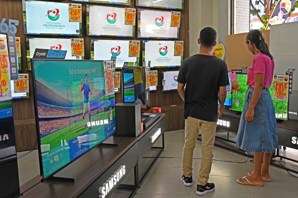 Em clima de Copa, venda de TVs cresce até 30%