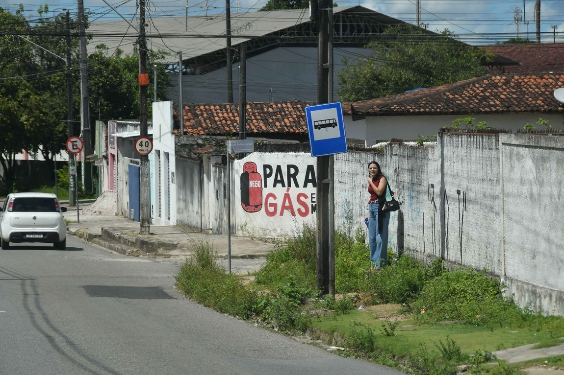 Em João Pessoa, maioria das paradas de ônibus não tem abrigo